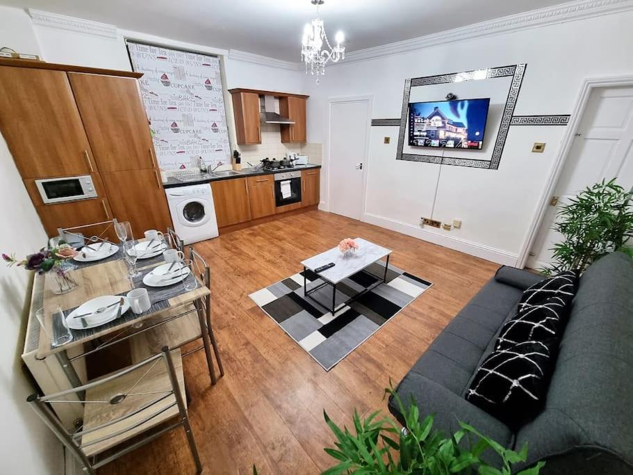 *6b7r* Setup For Your Relaxed & Amazing + Free Parking + Free Fast Wifi* Holiday home *