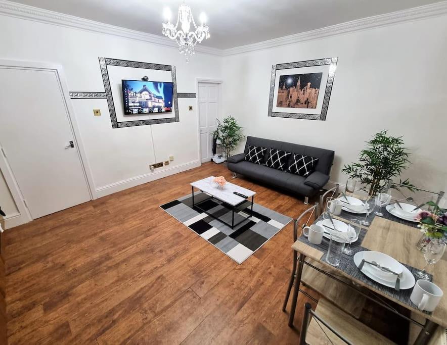*6b7r* Setup For Your Relaxed & Amazing + Free Parking + Free Fast Wifi* * Morley (West Yorkshire)