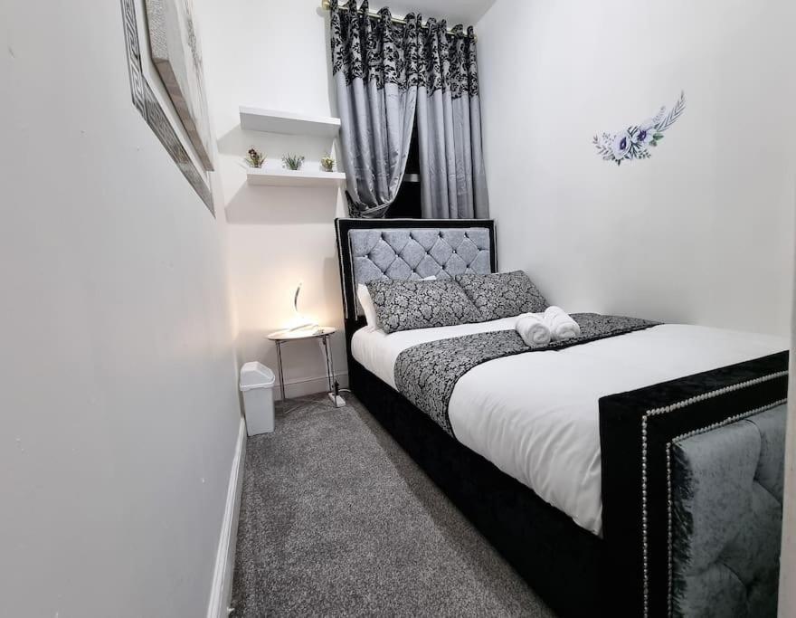 Holiday home *6b7r* Setup For Your Relaxed & Amazing + Free Parking + Free Fast Wifi* Morley (West Yorkshire)