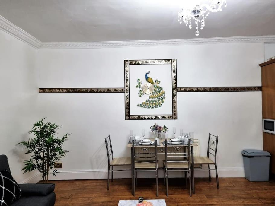 Holiday home *6b7r* Setup For Your Relaxed & Amazing + Free Parking + Free Fast Wifi*