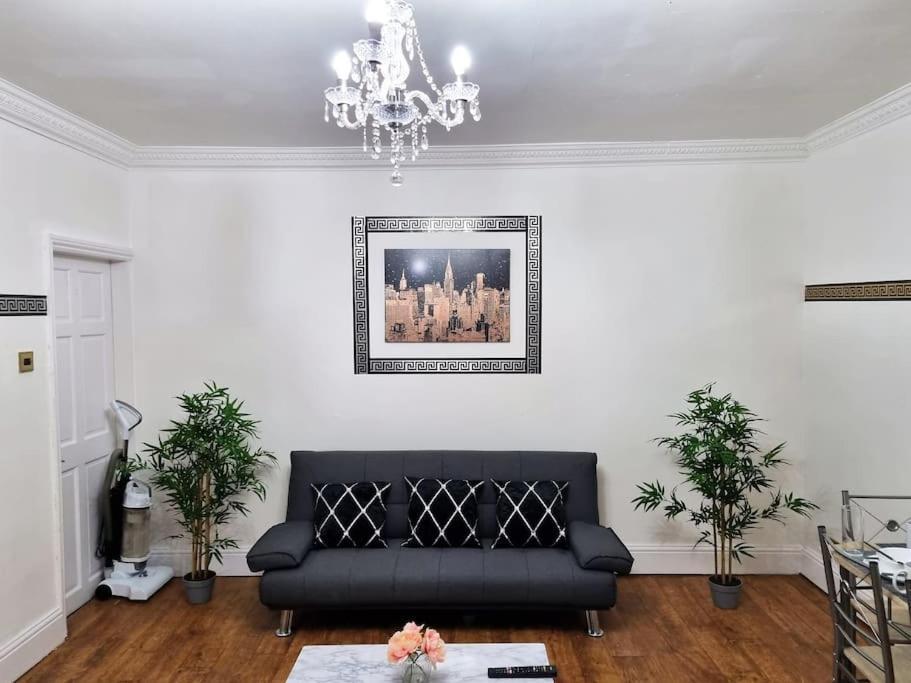 Holiday home *6b7r* Setup For Your Relaxed & Amazing + Free Parking + Free Fast Wifi* *