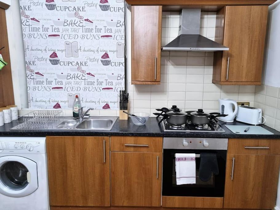 Holiday home *6b7r* Setup For Your Relaxed & Amazing + Free Parking + Free Fast Wifi*