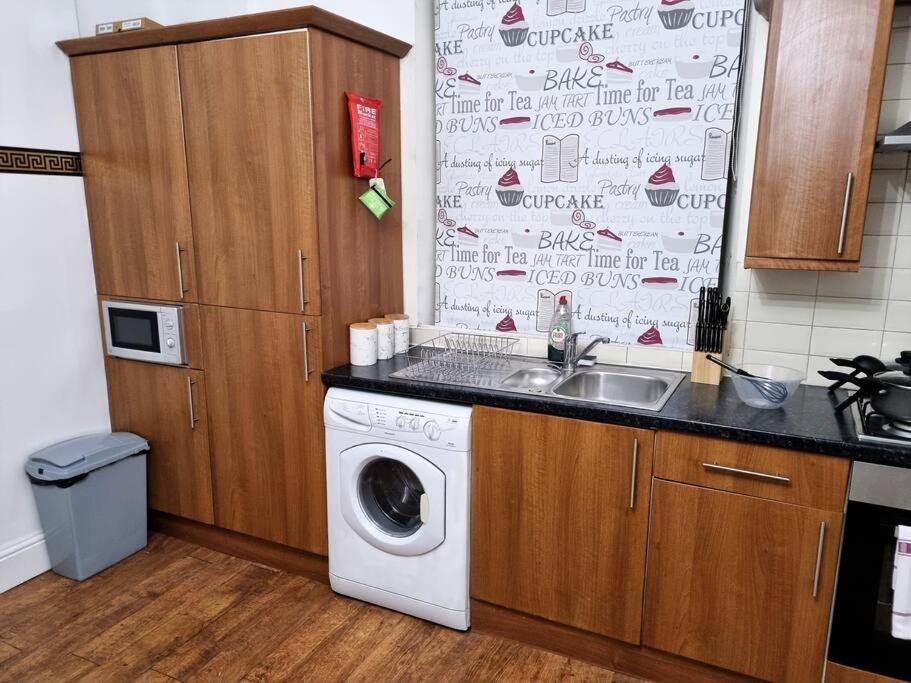 Holiday home *6b7r* Setup For Your Relaxed & Amazing + Free Parking + Free Fast Wifi*