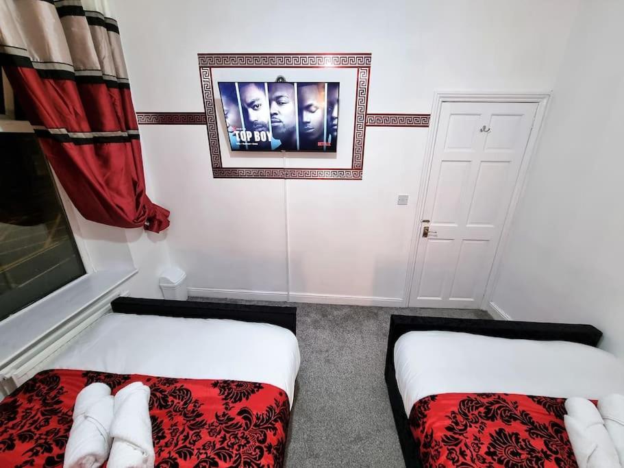 Holiday home *6b7r* Setup For Your Relaxed & Amazing + Free Parking + Free Fast Wifi* *